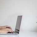 内容趋势记者苏晚晴在编辑部整理关键词数据时的工作照