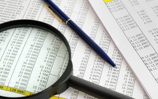 品牌词搜索入口分析的示意，放大镜照向一组关键词卡片