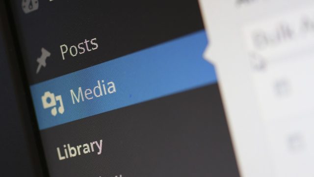 图片型内容检索偏好示意图，缩略图网格在深色背景上整齐排列