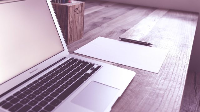 社区型产品留存曲线示意图，用户头像气泡在深绿色圆环中聚集