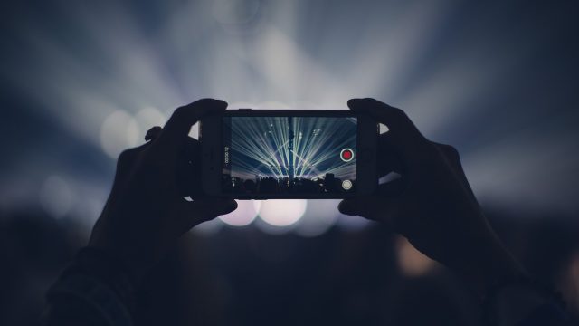 福利片热度5145专题配图，长视频与短视频两条内容流向箭头在画面中央分叉，颜色深浅区分平台